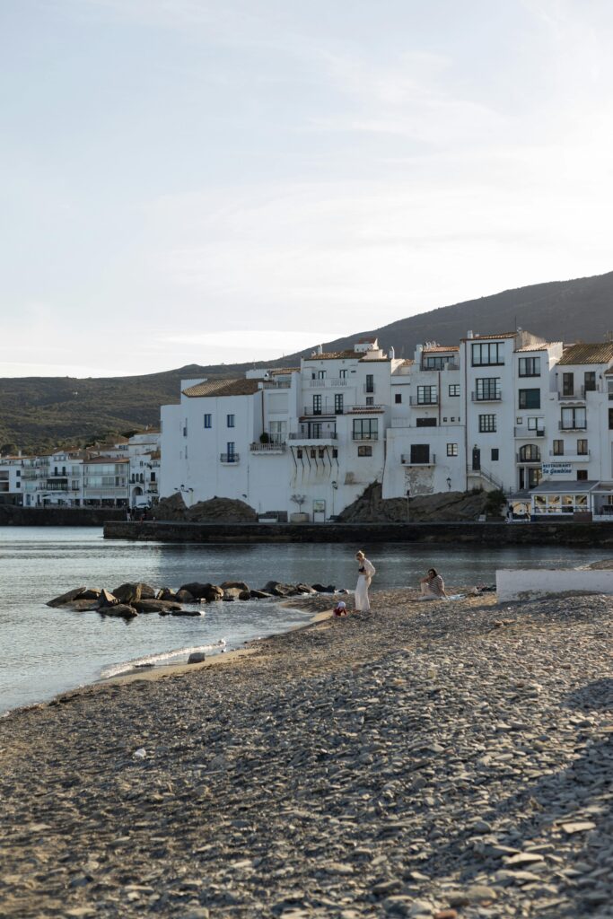 Das charmante Küstendorf Cadaqués mit weiß getünchten Häusern und einem malerischen Hafen