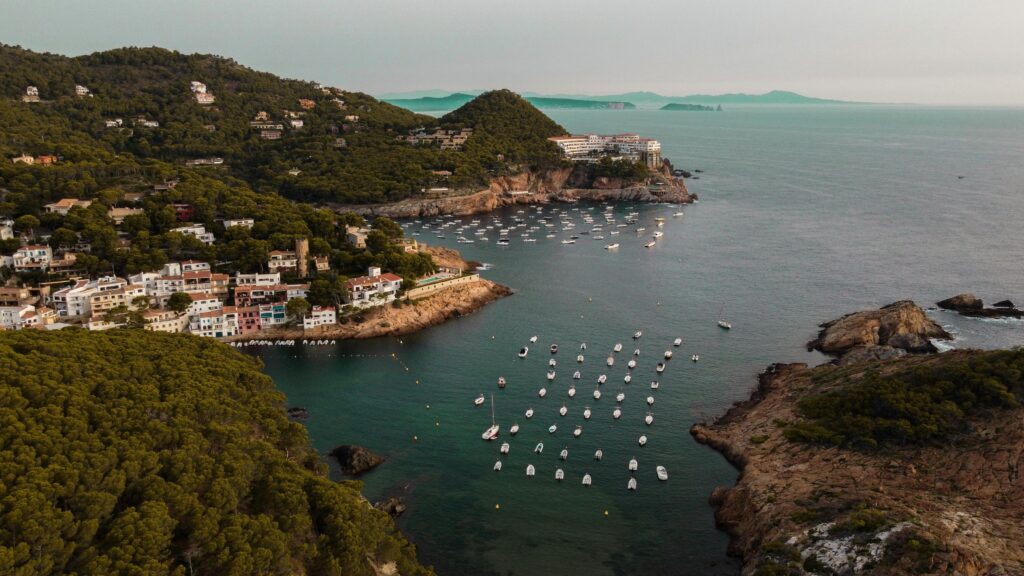 Kayalık kıyılar ve Costa Brava'nın berrak mavi suları, İspanya