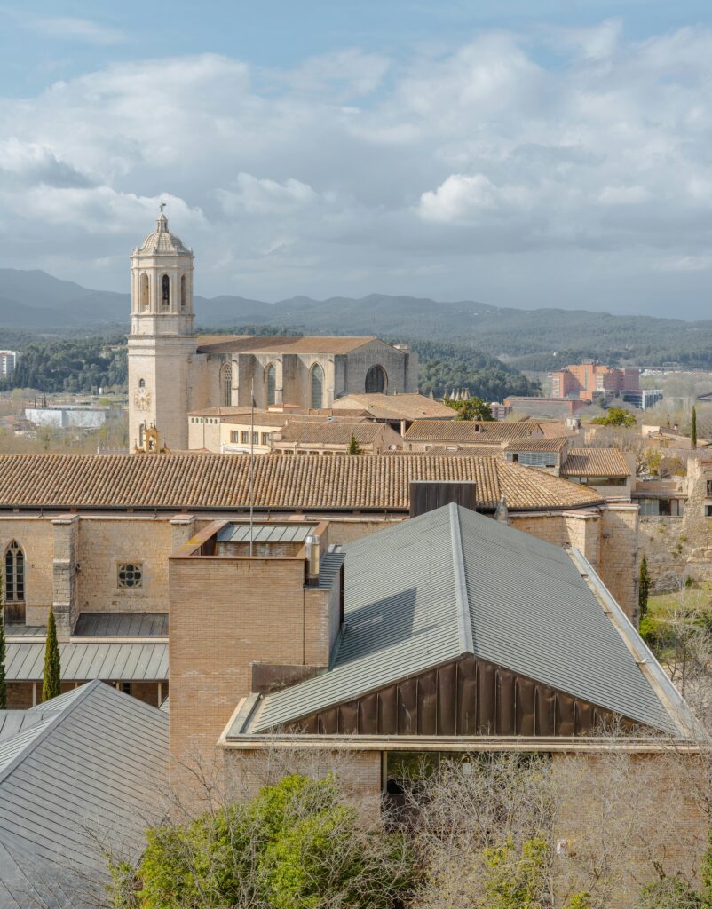 Die bunten Häuser entlang des Flusses Onyar in Girona, Spanien