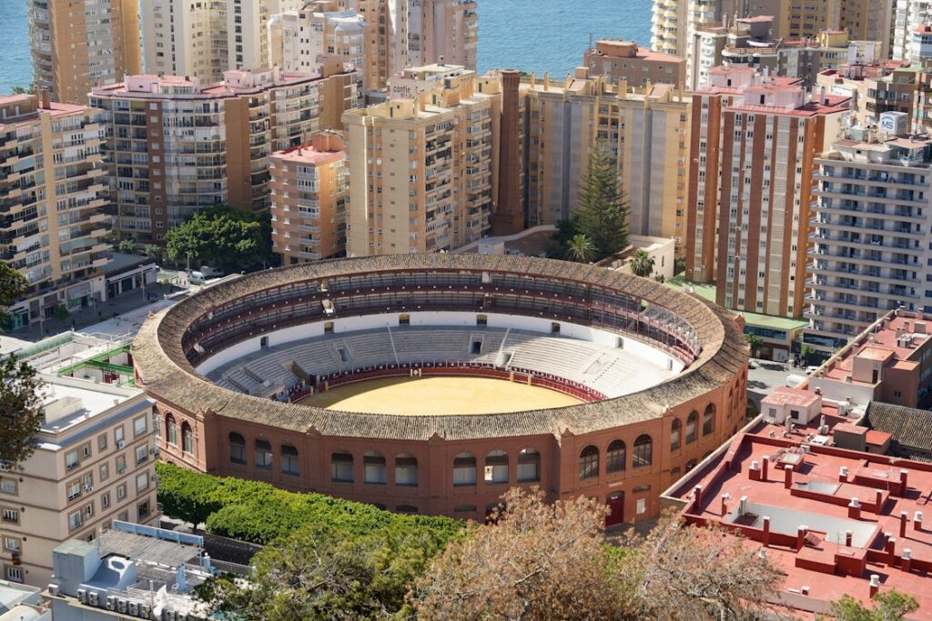 Malaga, İspanya'daki tarihi Alcazaba kalesi, şehri tepeden gözetliyor