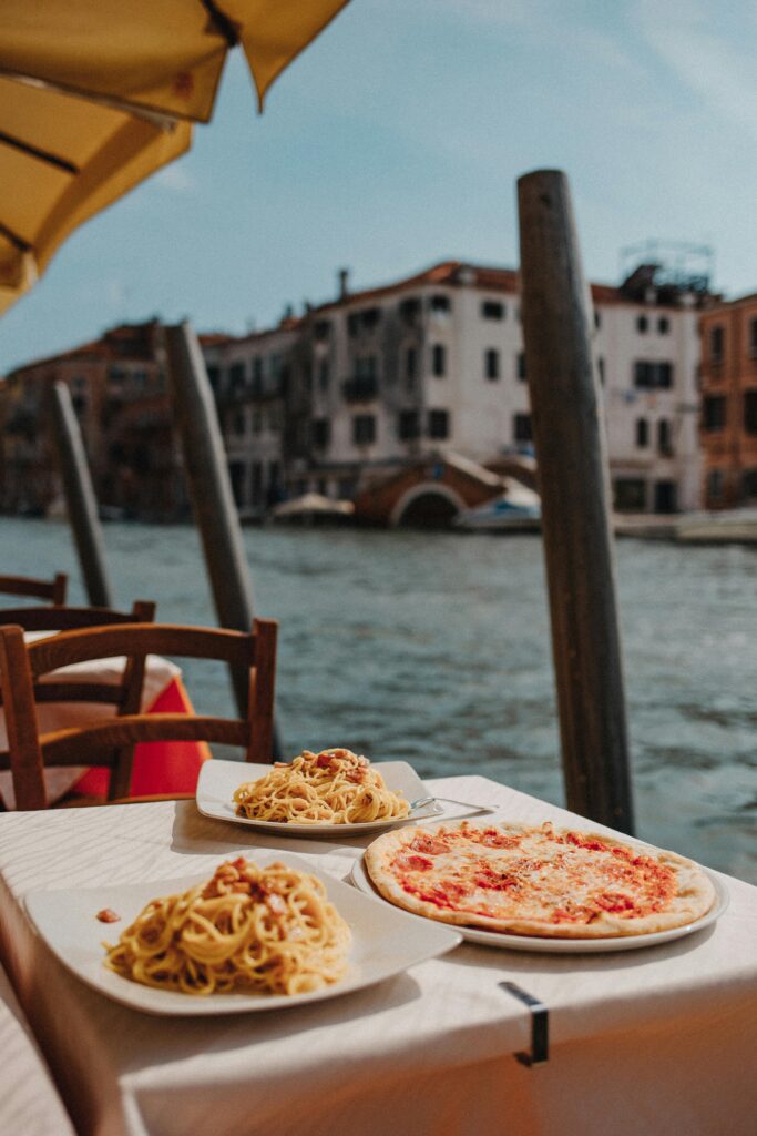 Pizza margherita tradizionale italiana con basilico fresco