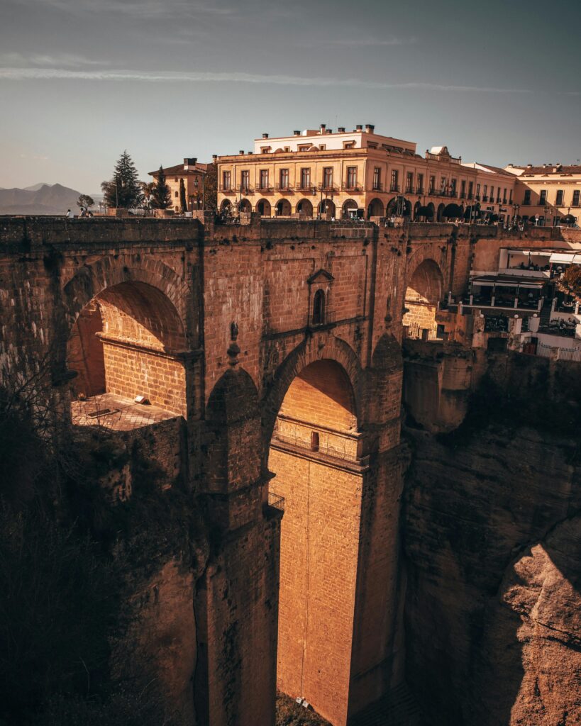 Ronda, İspanya'daki El Tajo kanyonu üzerinden uzanan muhteşem Puente Nuevo köprüsü