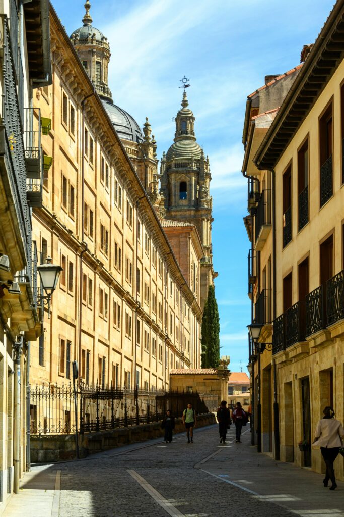 İspanya Salamanca'daki tarihi Plaza Mayor, gece aydınlatmasıyla