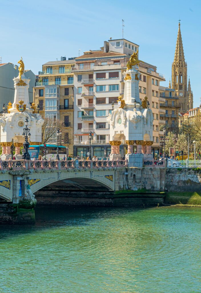 Der atemberaubende Strand La Concha in San Sebastián, Spanien