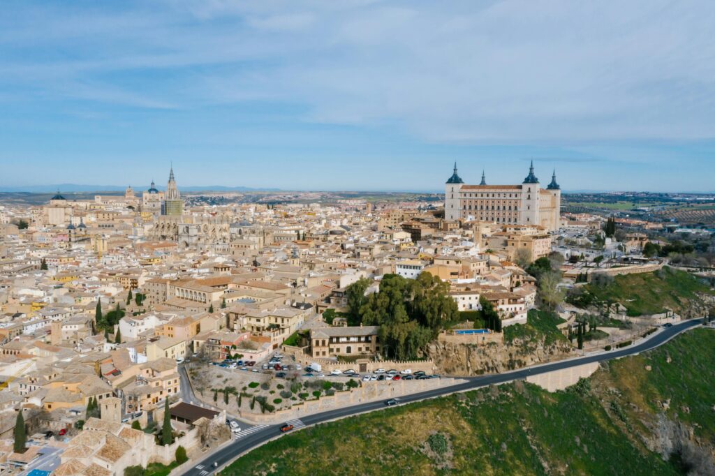 Die historische Stadt Toledo mit ihrer mittelalterlichen Architektur und der Festung Alcázar