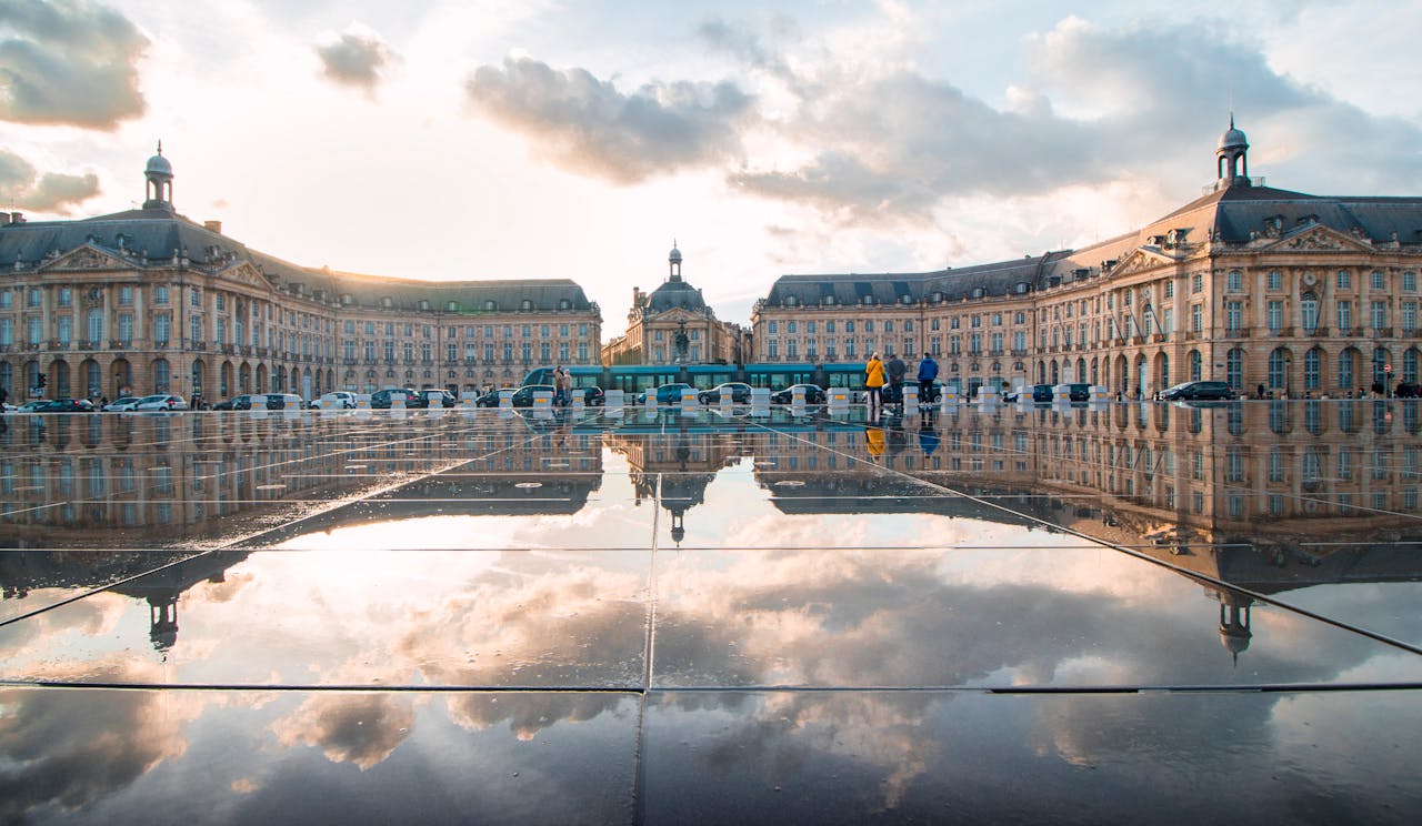 Bordeaux, Fransa'daki Place de la Bourse'un Miroir d'Eau'daki yansıması.