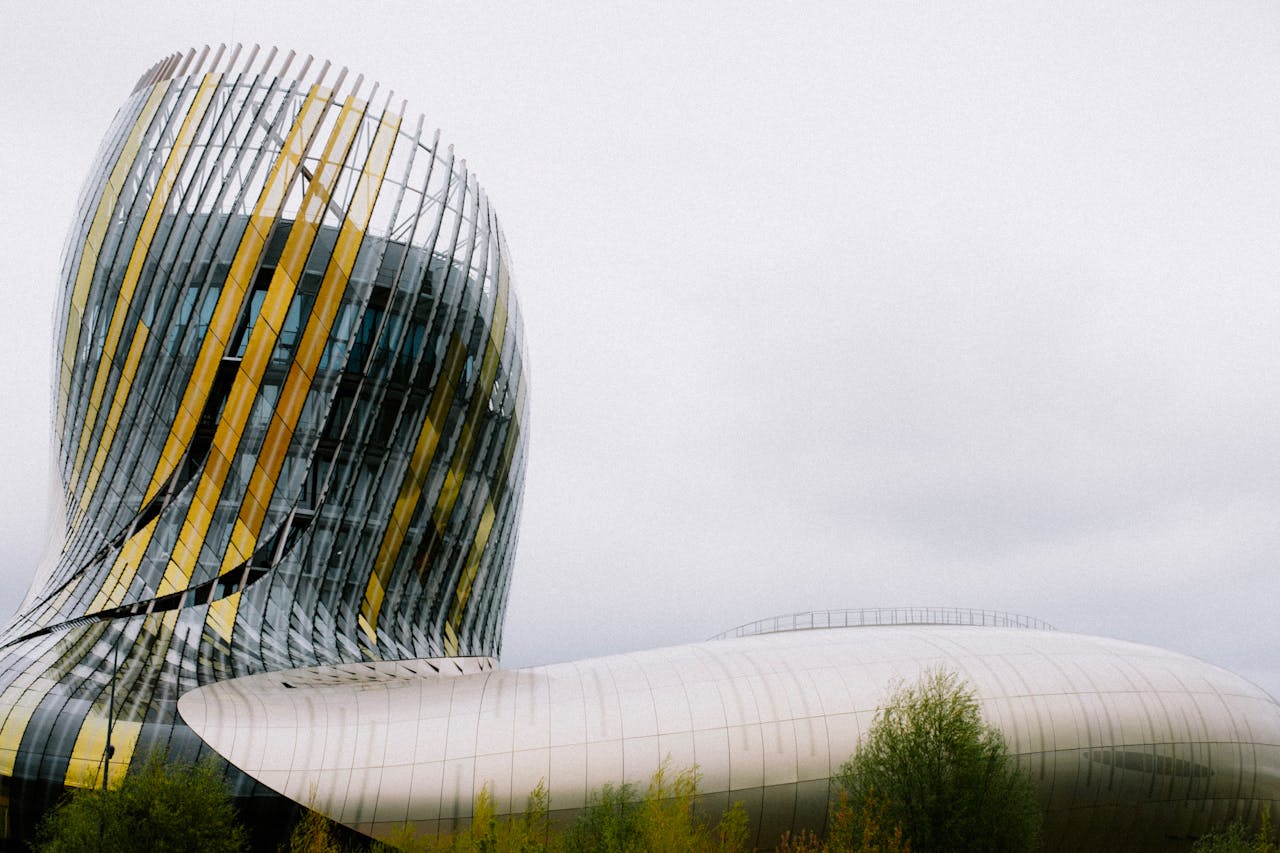 La Cité du Vin à Bordeaux avec son architecture moderne emblématique et sa façade en verre incurvée