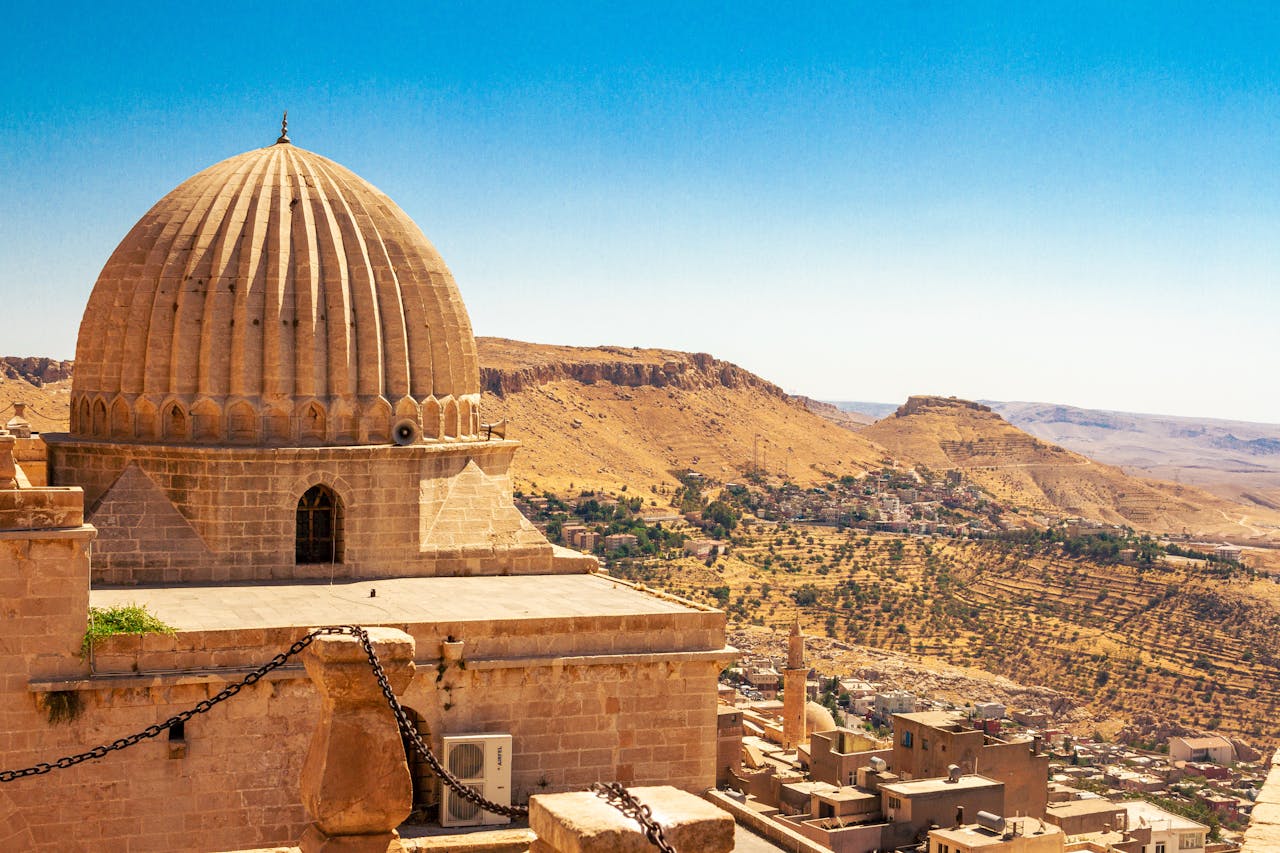 A view of Mardin's iconic stone buildings and domes, showcasing the historical architecture of this ancient city in southeastern Turkey.