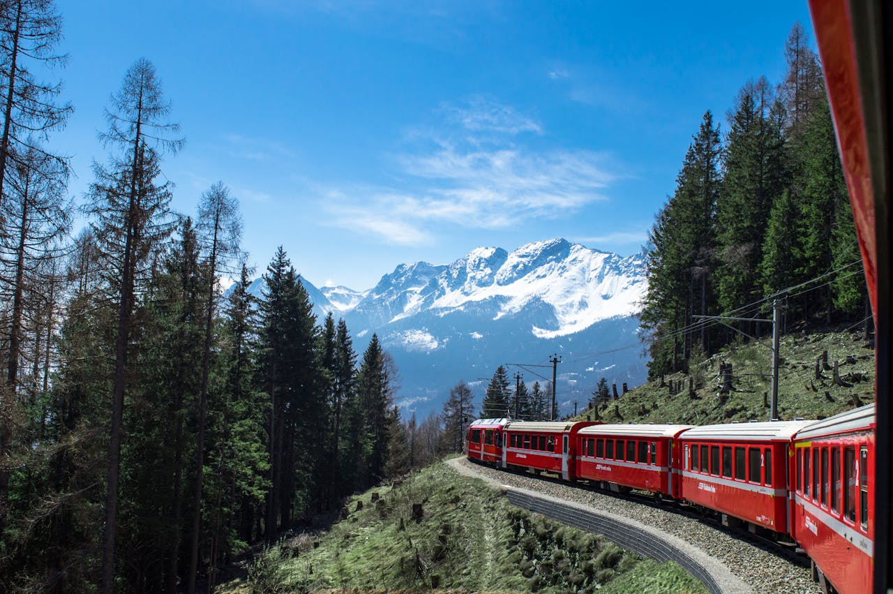 Un viaje panorámico en tren a través de los Alpes suizos, mostrando la eficiente red ferroviaria de Suiza y los impresionantes paisajes.